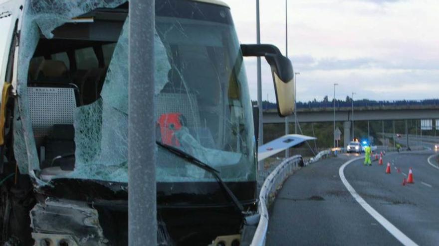 El autocar del accidente de Soria, con la luna destrozada.