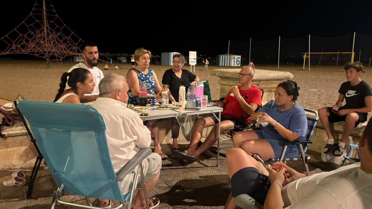 Vecinos de la Malvarroa cenando en el paseo