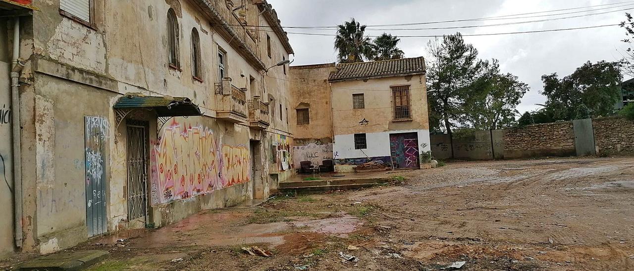 El Molí dels Frares, formado por
edificios de varias épocas, 
guarda un valioso mural del
siglo XVII.  levante-emv