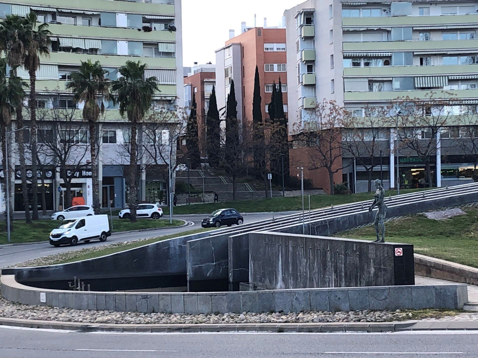 La fuente de la plaza de Italia, sin agua