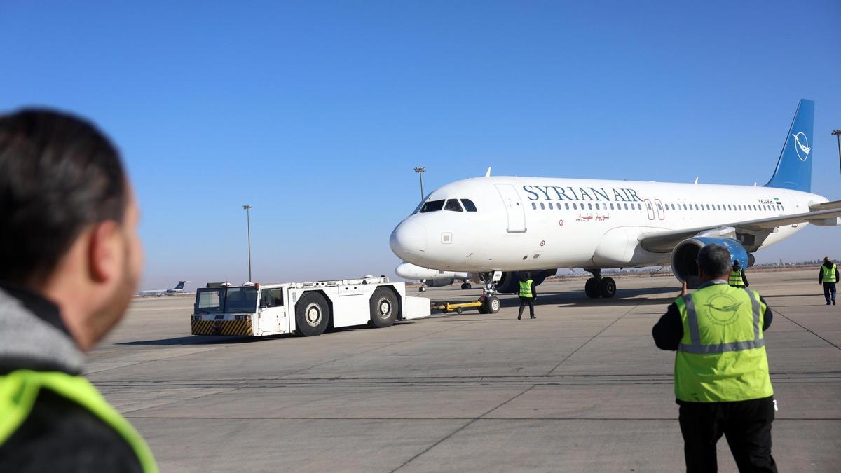 El primer avión comercial despega del aeropuerto de Damasco tras la caída del régimen