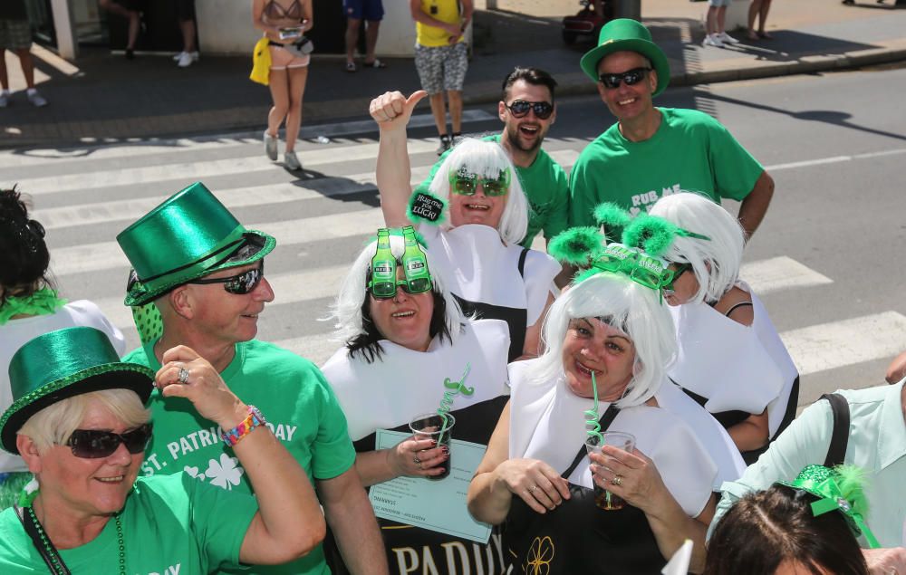 Cientos de turistas y vecinos celebran la fiesta nacional irlandesa y tiñen las calles de verde