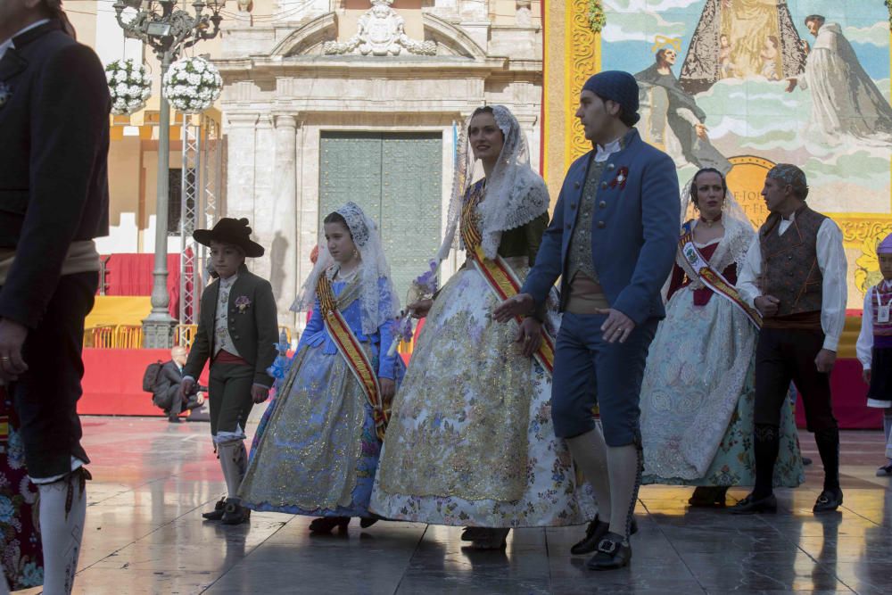 Desfile de las falleras mayores de las diferentes comisiones durante la procesión general de la Mare de Déu dels Desemparats.