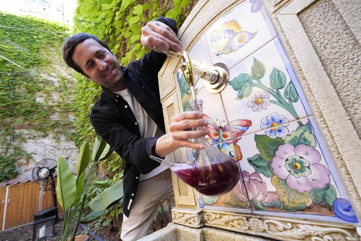 Barcelona 06/05/2026 Restaurante La Barcelonesa , en el passeig de Sant Joan , tienen una fuente de la que sale vino. En la foto, Karel Schroder, uno de los propietarios Fotografía de Ferran Nadeu