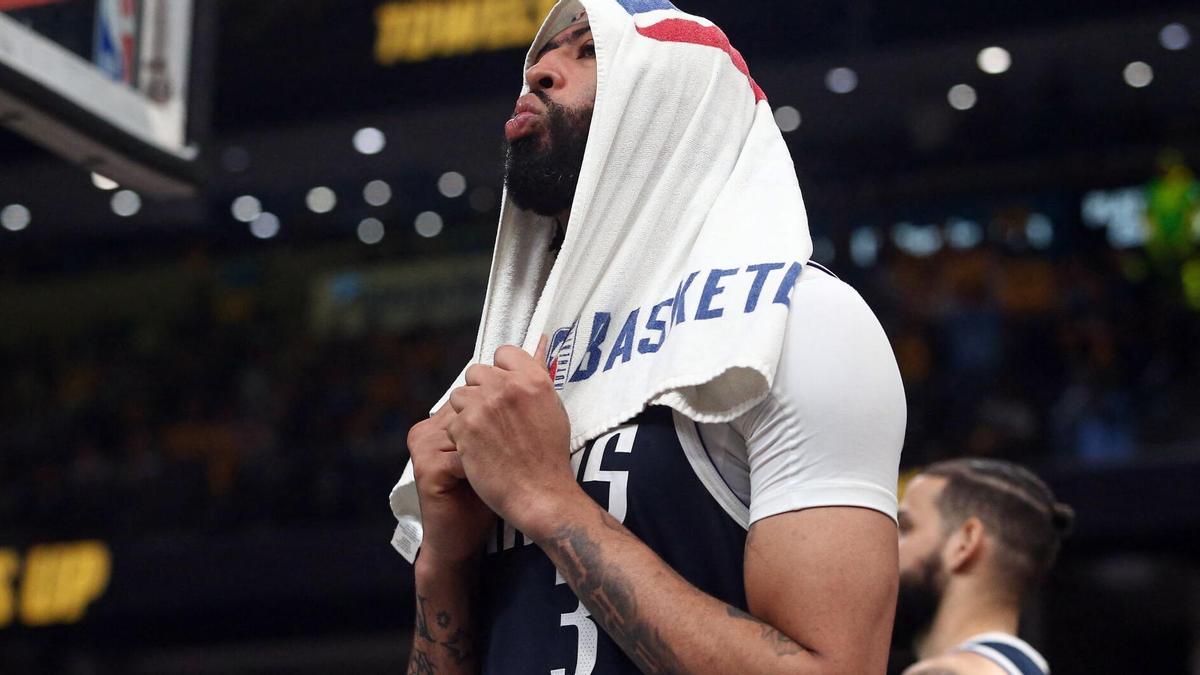 Anthony Davis se lamenta durante un partido contra los Grizzlies.