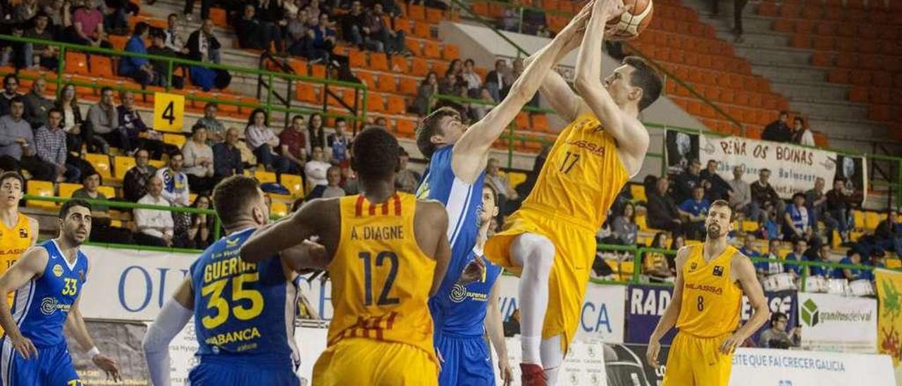 El barcelonista Kurucs lanza a canasta, ayer, en el Pazo. // B. Lorenzo