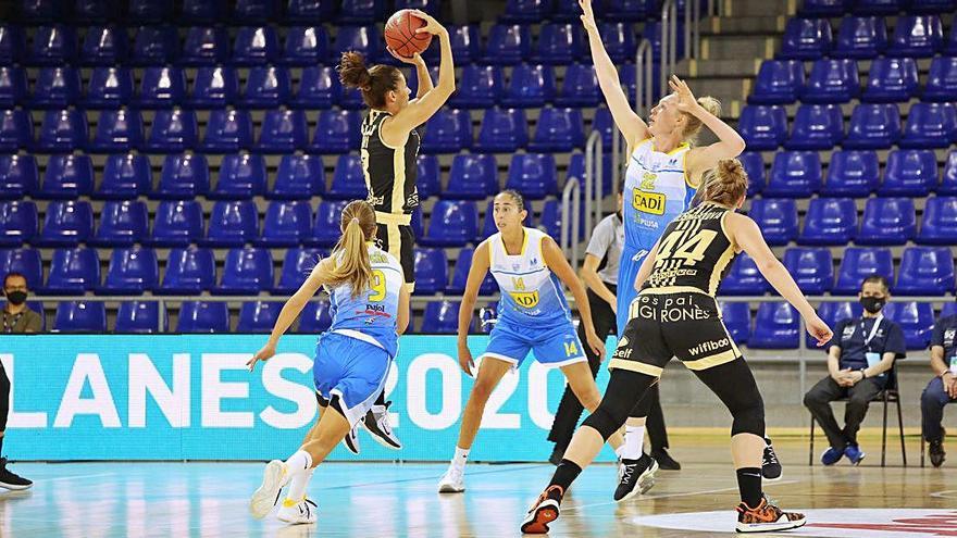 Laia Palau intentant un tir de dos durant la final de la Lliga Catalana contra el Cadí de diumenge al Palau Blaugrana.