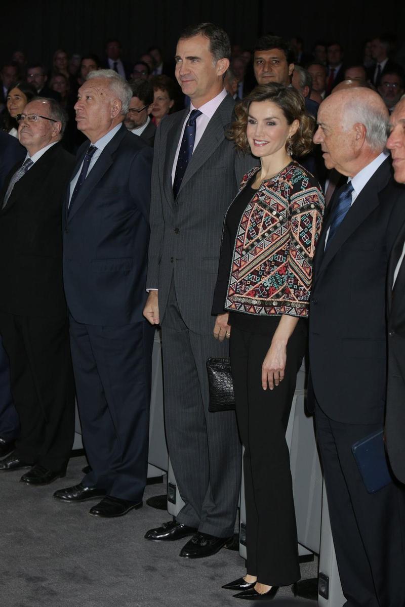 Letizia Ortiz junto a varias personalidades con chaqueta de Zara