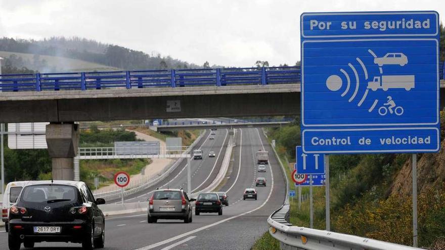 La autovía de O Salnés es uno de los puntos con cabinas fijas para la vigilancia de la velocidad por radar. // Gustavo Santos