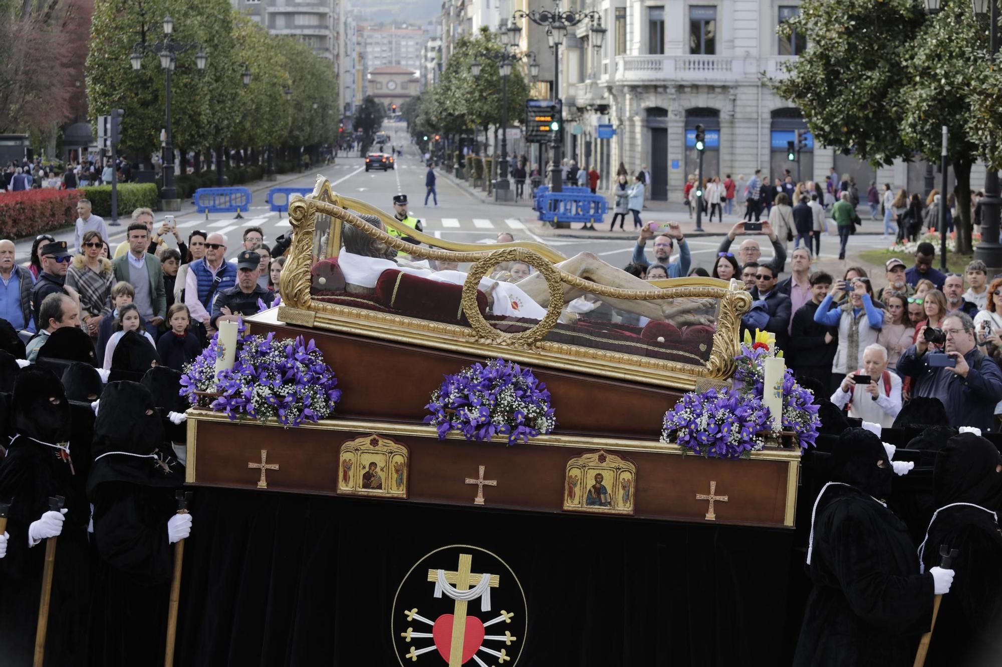 La procesión intergeneracional del Santo Entierro emociona Oviedo