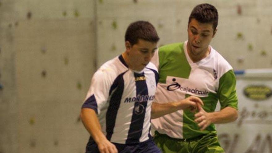 Un jugador del Mañanes T. Chema protege el balón ante un rival.