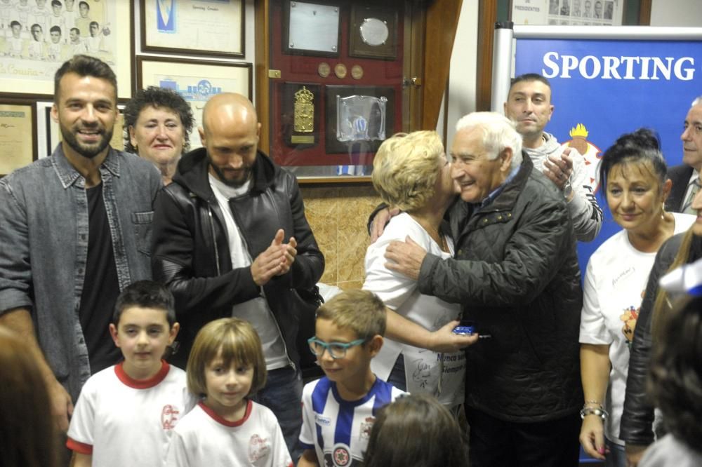 El extécnico deportivista Arsenio Iglesias y los jugadores Laure y  Bruno Gama acompañana a los miembros de la peña que dirige Julio Piñón.