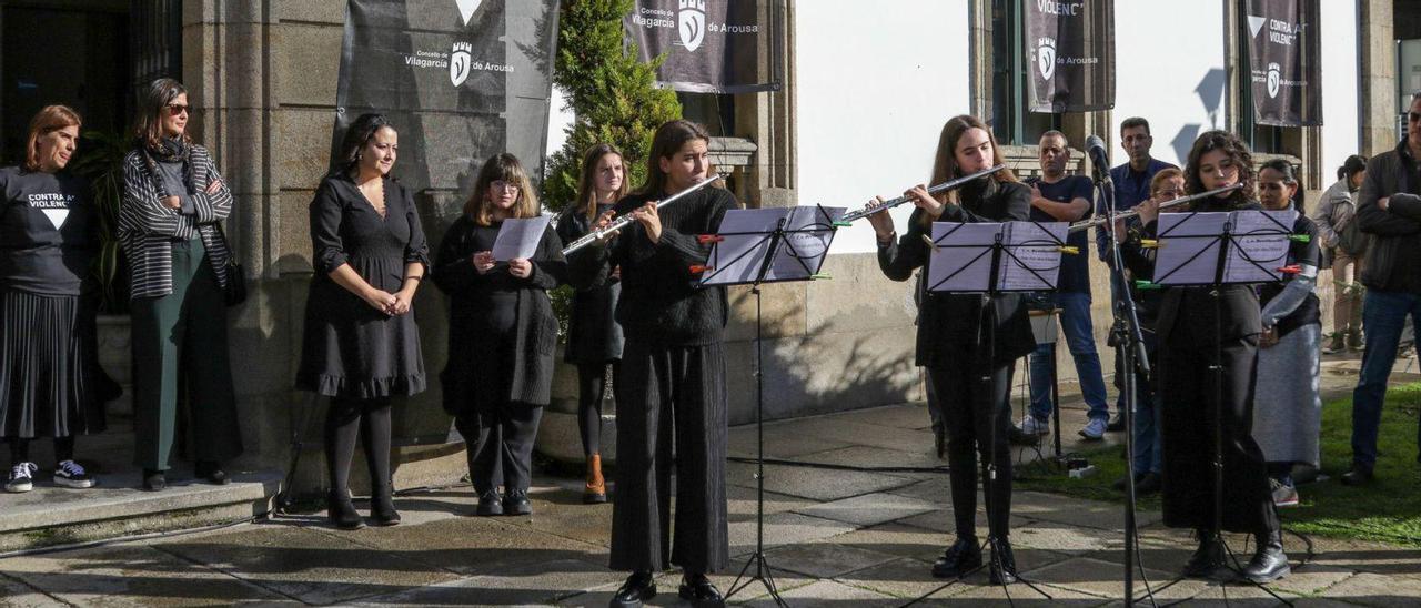 El trío de flautas del Conservatorio formado por María Pérez Ruibal, Martina Barreiro Piñeiro y Mar Ramos Otero amenizó el acto.