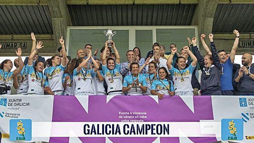 La selección gallega con la medalla de oro.