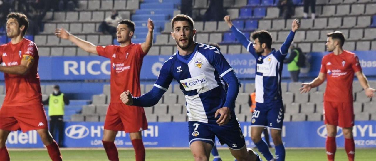 Jacobo celebra el primer gol del Sabadell, ante las lamentaciones de los jugadores del Alcoyano. | CE SABADELL