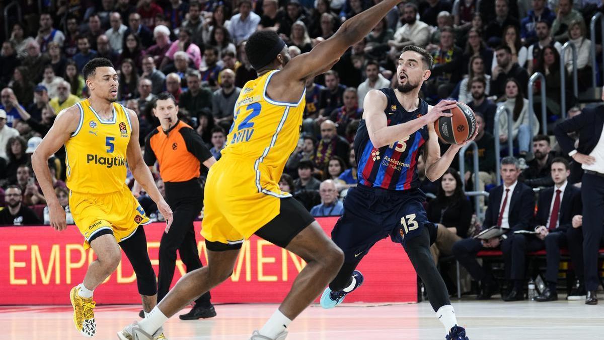 Satoransky busca dar un pase defendido por Nesbo.