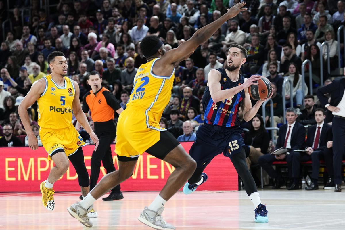 Satoransky busca dar un pase defendido por Nesbo.