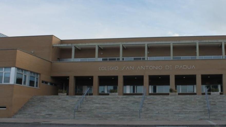 Fachada del centro escolar, en la carretera de Salamanca.