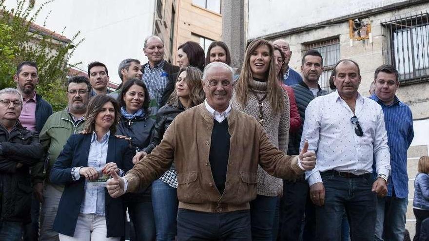 Pachi Vázquez, con los miembros de su candidatura. // Brais Lorenzo