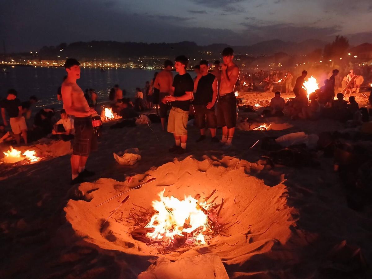 La noche de San Xoán en la playa de Rodeira, en Cangas. La noche de San Xoán en la playa de Rodeira, en Cangas.