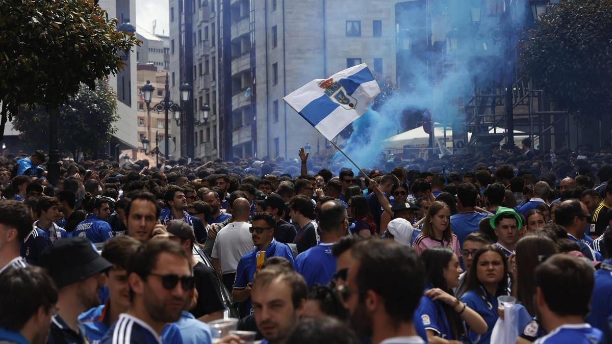 Recibimiento de la afición en la Ería al autobús del Oviedo en la final del playoff, en junio de 2024