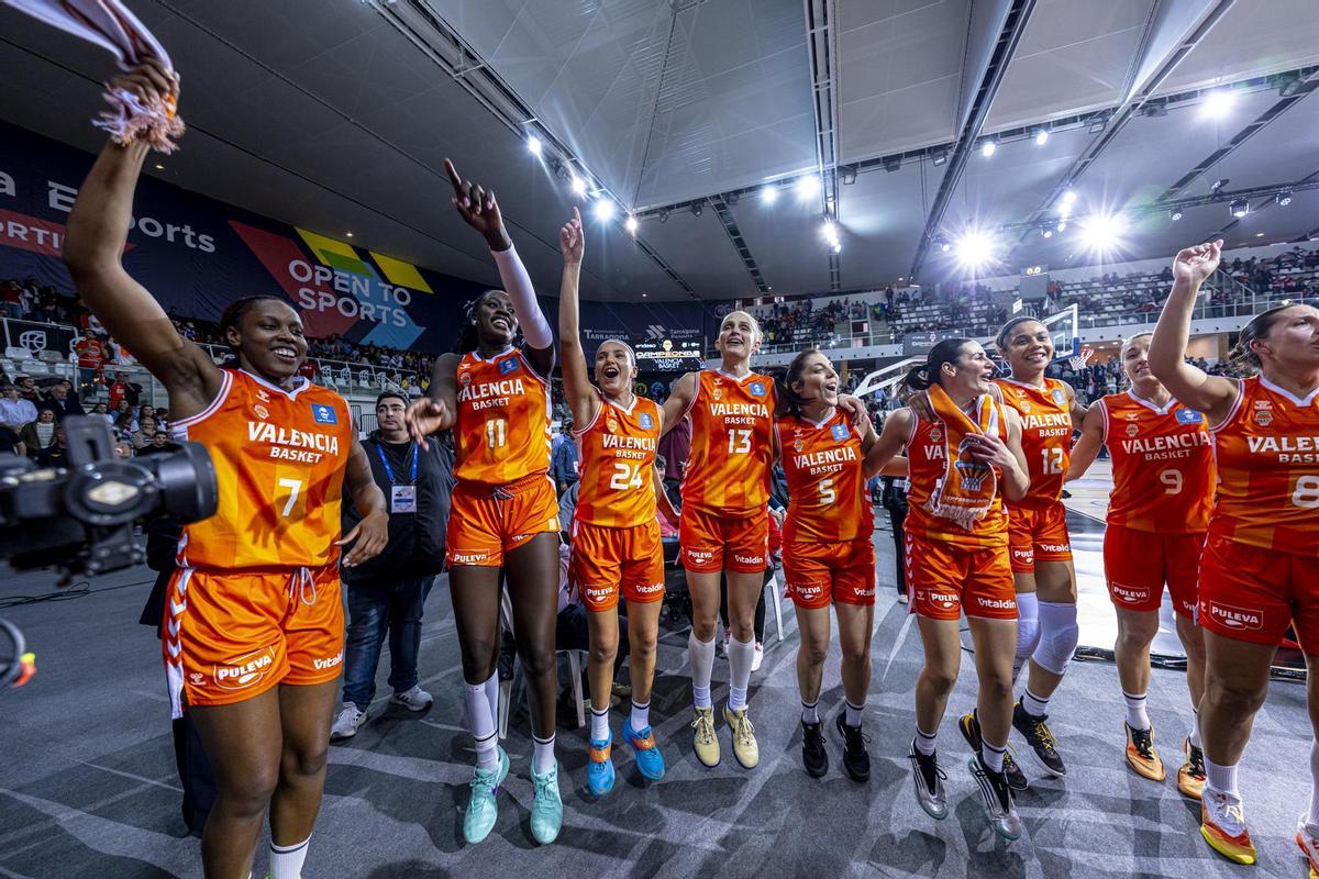 Así celebraron la Copa las jugadoras del Valencia Basket en Tarragona
