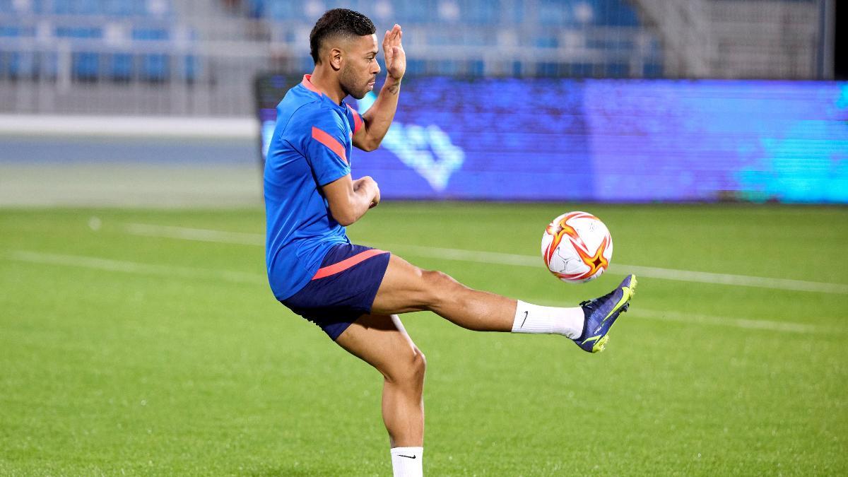 Renan Lodi se entrena con el Atlético de Madrid en el estadio Príncipe Faisal de Riad