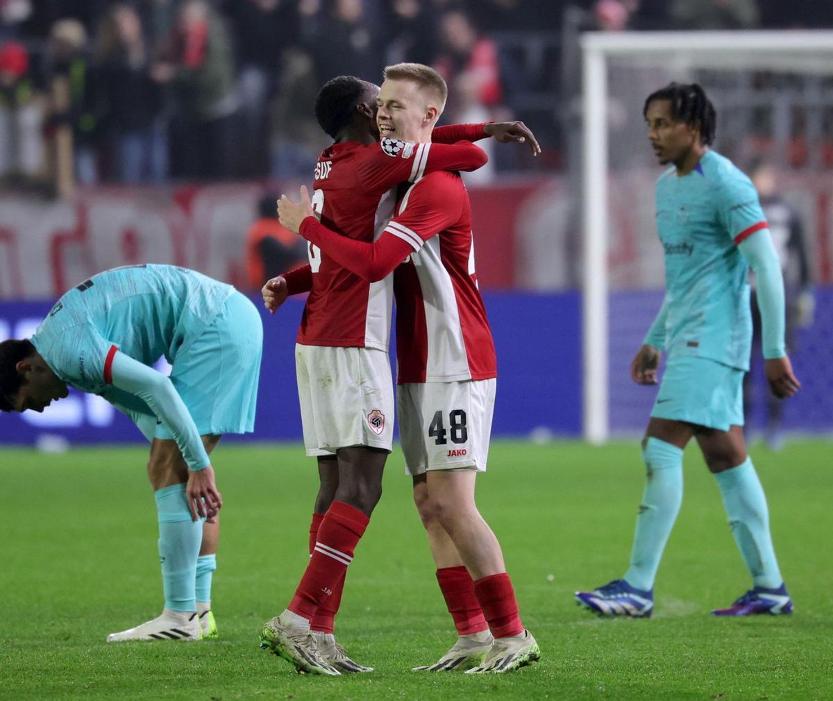 Els jugadors de l’Anvers celebren la seva primera victòria a la història de la Lliga de Campions. | OLIVIER MATHYS/EFE