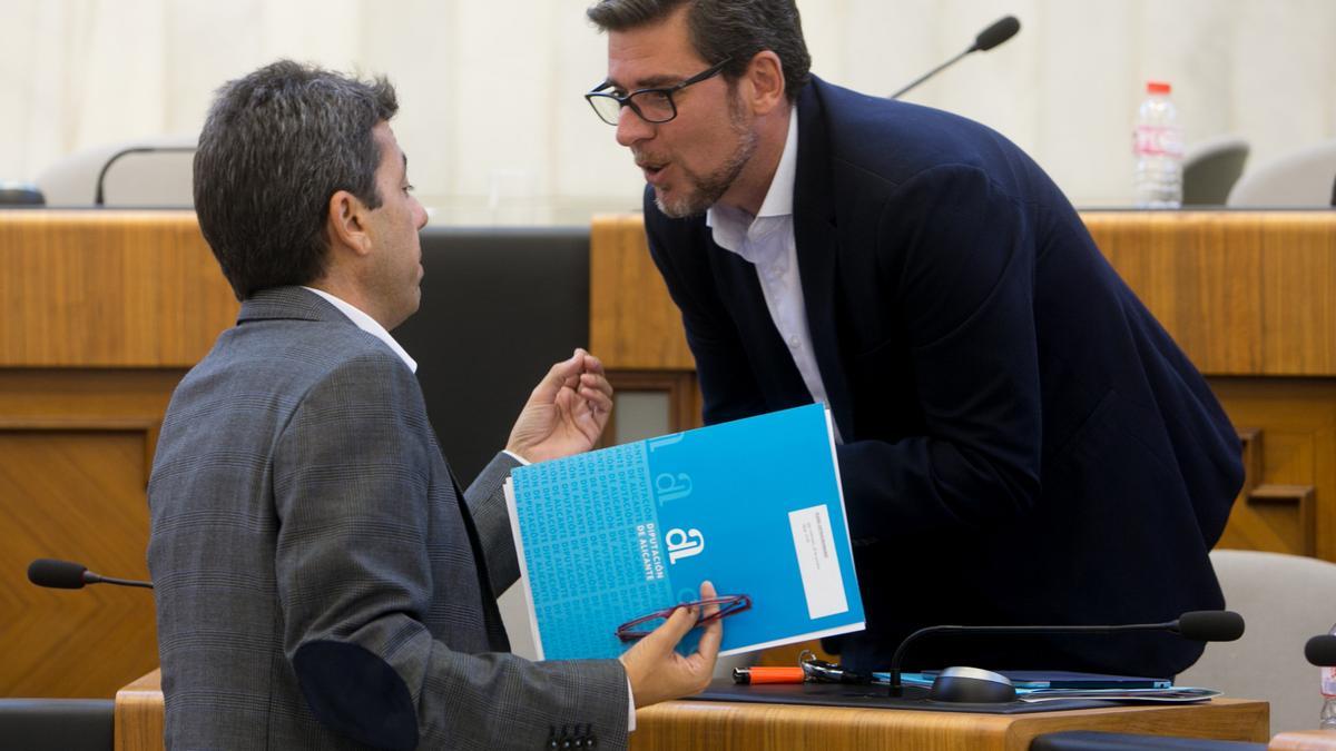 Carlos Mazón dialogando con Javier Gutiérrez en un pleno celebrado antes de la crisis sanitaria.