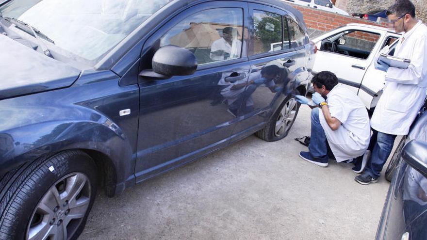 Un dels vehicles amb les rodes punxades