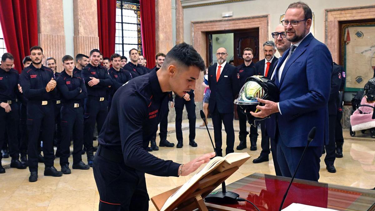 Un total de 45 nuevos bomberos toman posesión como funcionarios de carrera e ingresan en la plantilla del Servicio de Extinción de Incendios y Salvamento.