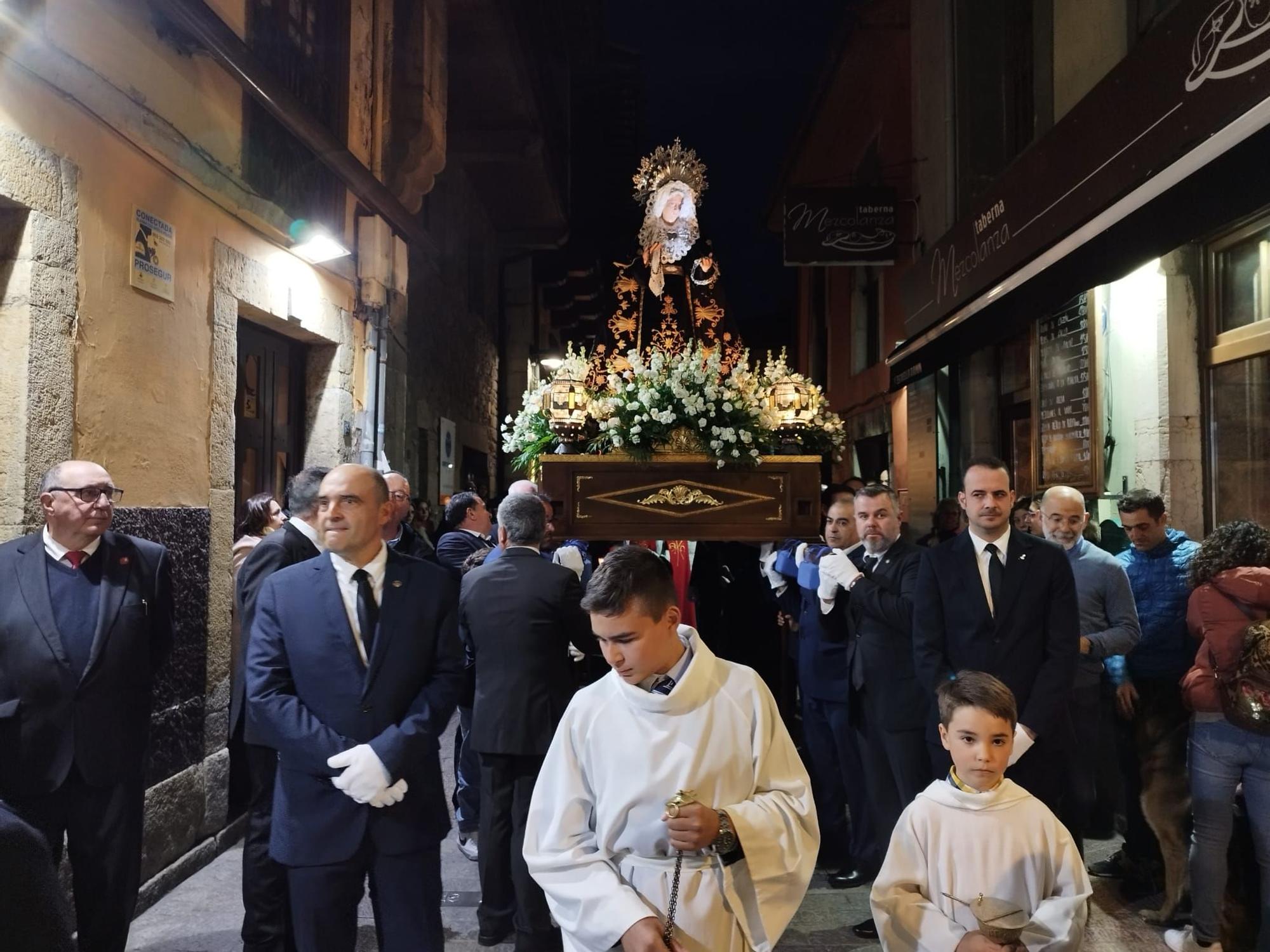 El Cirineo, La Magdalena y La Dolorosa procesionan por las calles de Llanes durante el Vía Crucis del Miércoles Santo