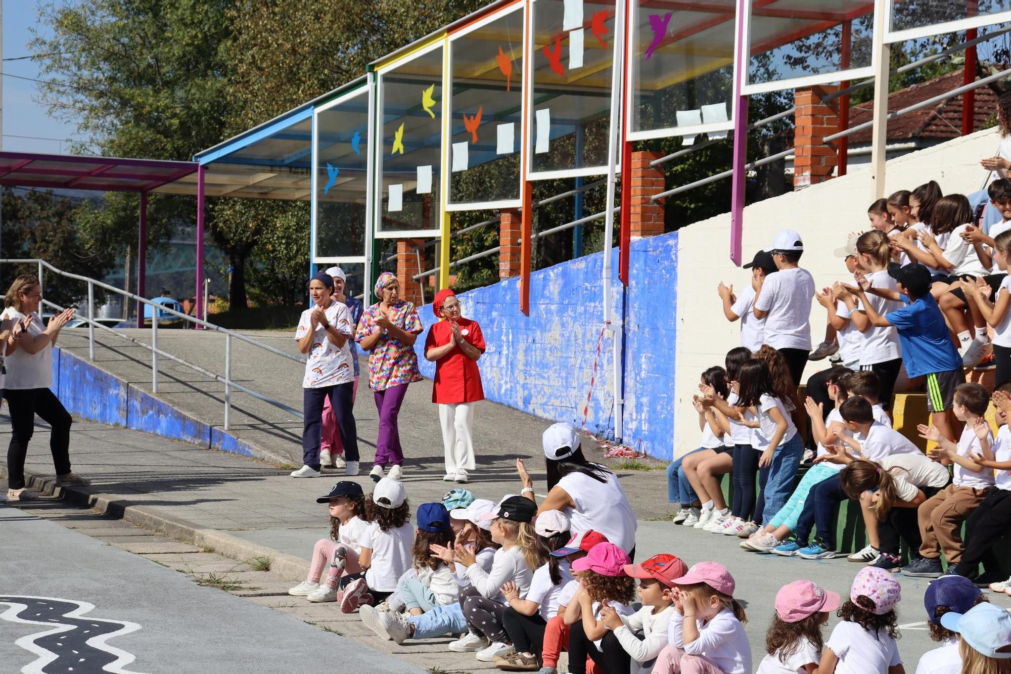 El homenaje a Rosa Isorna Portugués, que se jubila a los 72 años después de 46 ejerciendo como cocinera y «segunda madre» en el CPI Progreso de Catoira.