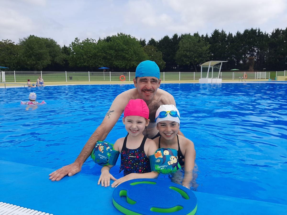 Victor Monasterio, con sus hijas Sofía y Alicia