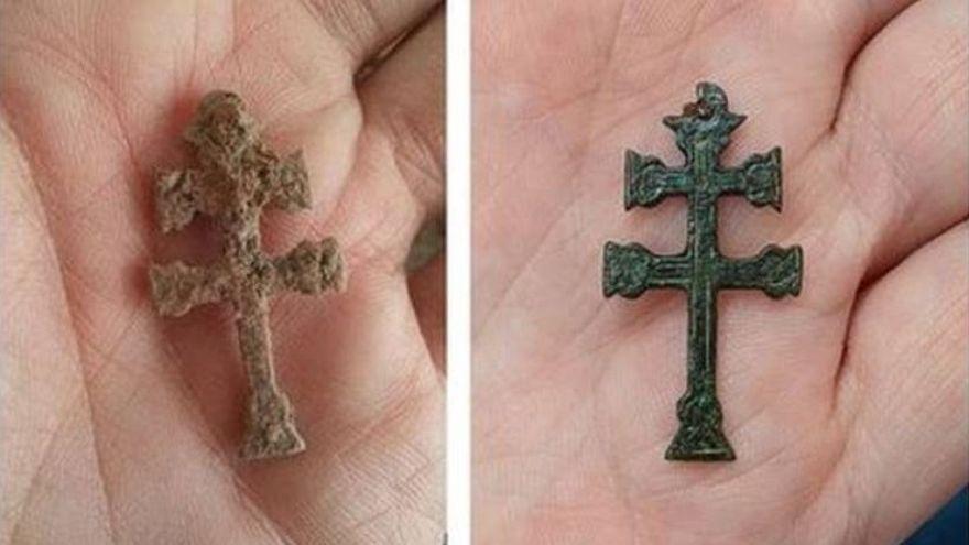 La cruz de Caravaca hallada en el yacimiento arqueológico estadounidense, antes y después de ser limpiada.