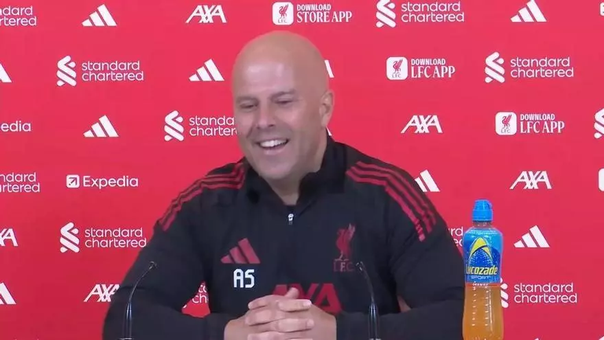 Slot: "Seguiré entrenando al Liverpool el próximo año"