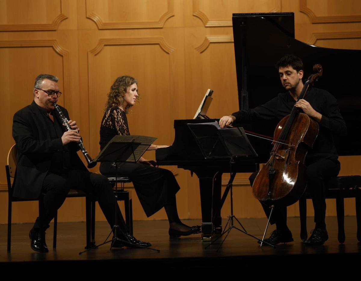 La actuación del «Trío Untía».  | LUISMA MURIAS