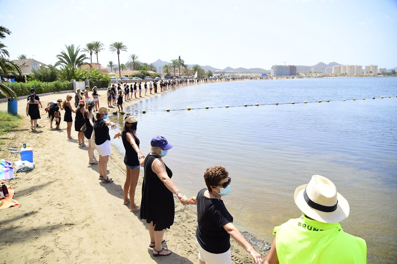 Miles de murcianos forman una cadena humana que rodea al Mar Menor en señal de protesta