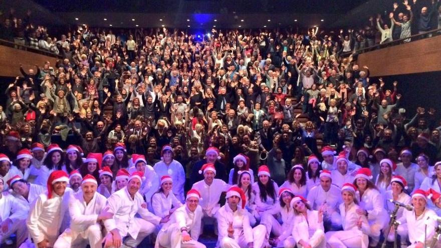 Selfie de la coral de gospel i el públic.