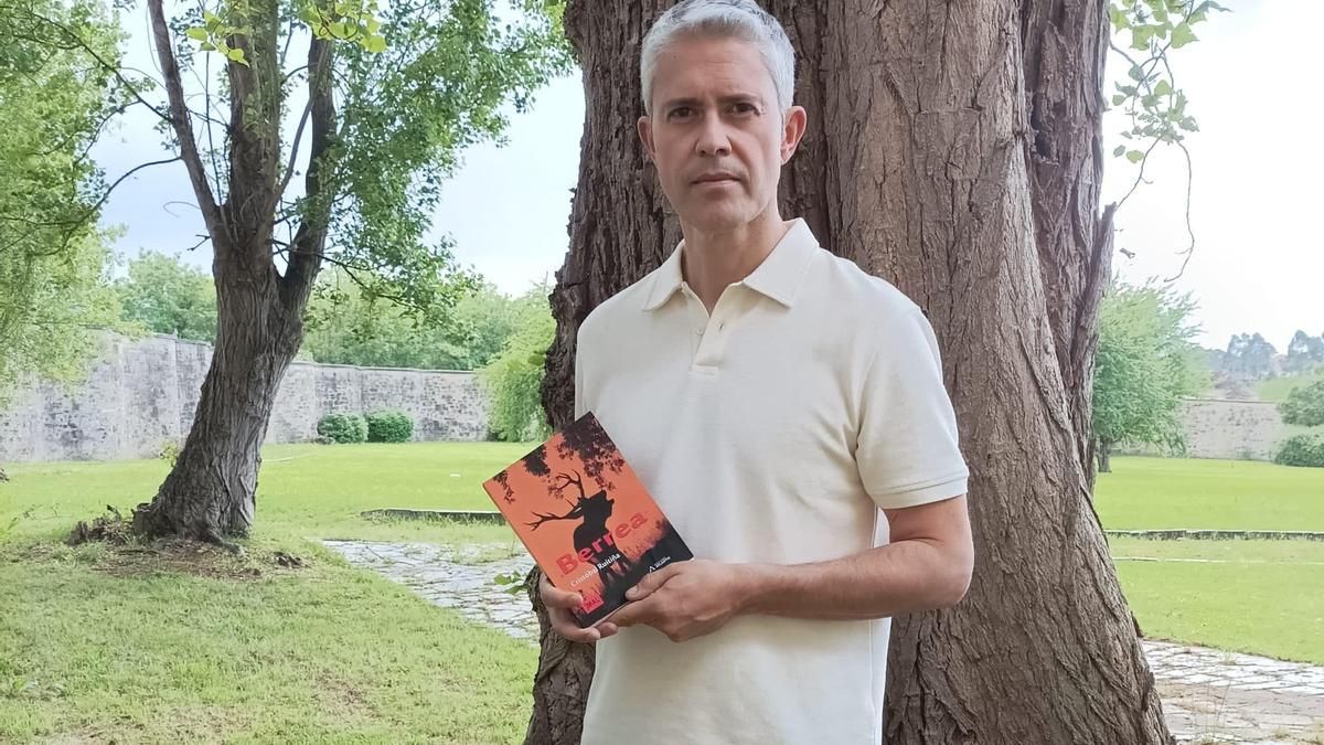 Cristóbal Ruitiña con su última novela "Berrea" en las manos.