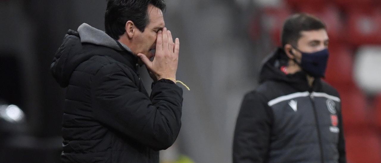 Unai Emery se lamenta durante la derrota del Villarreal en Gijón.