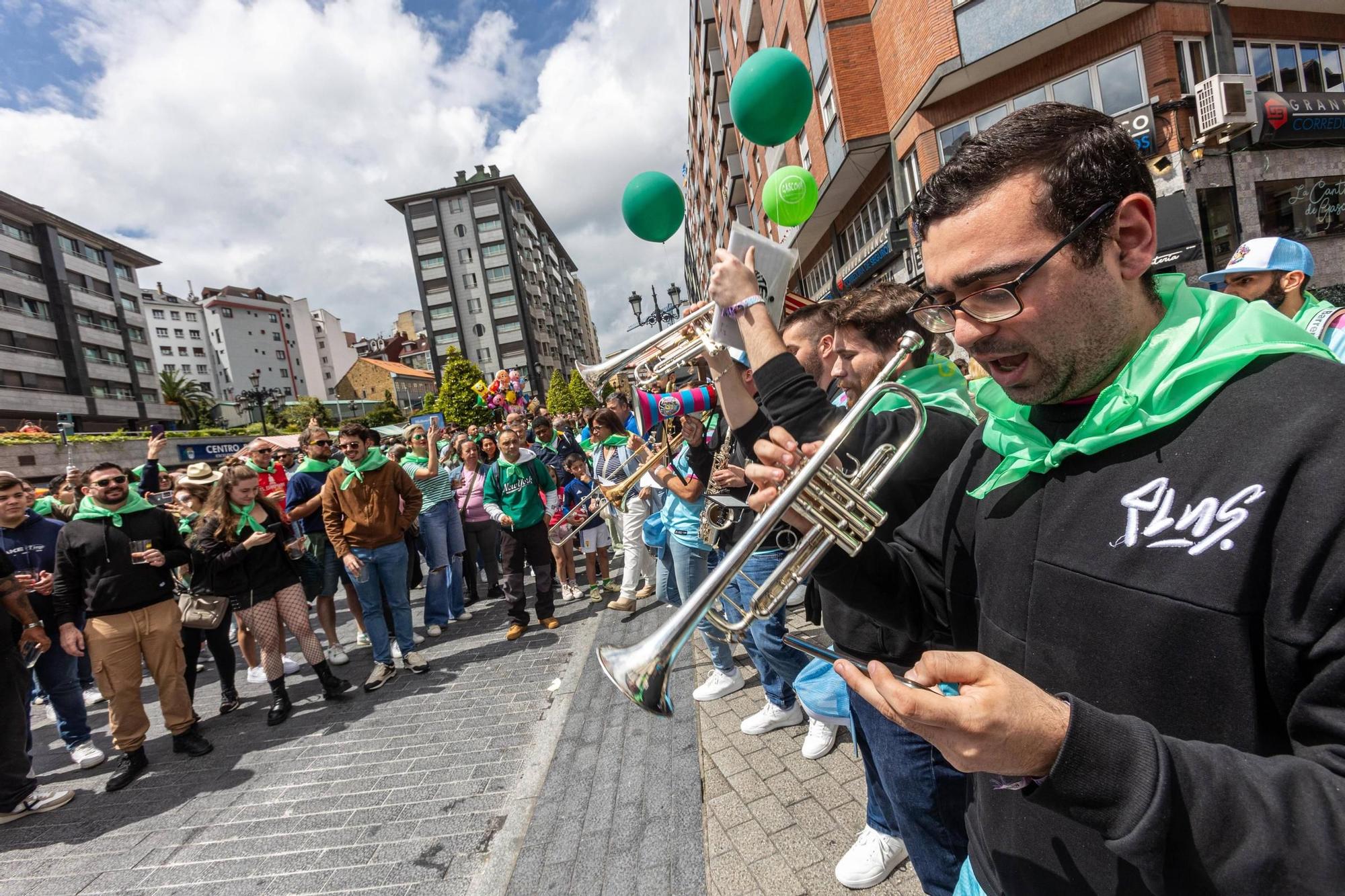 EN IMÁGENES: El buen tiempo y el oviedismo maridan una preba de la sidra multitudinaria en Gascona