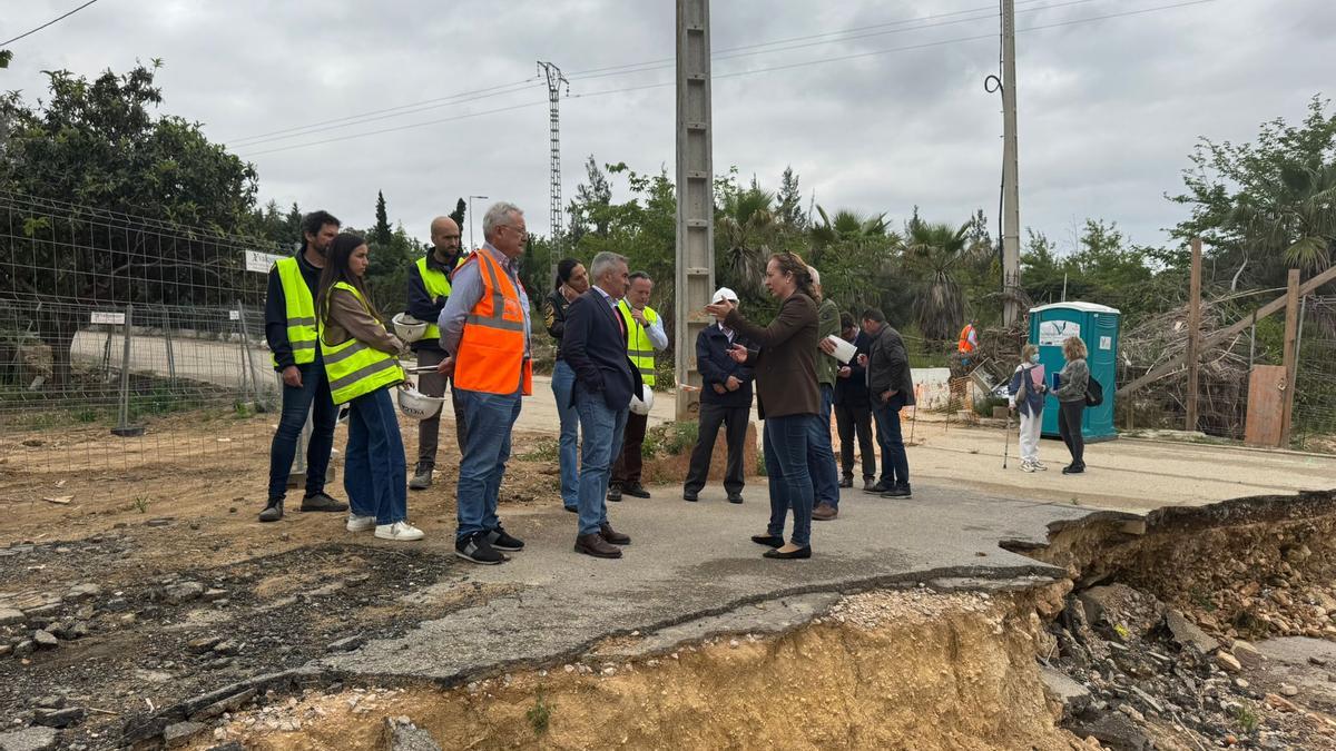 Caude urbano dañado en Godelleta. El conseller y la alcalesa en Cumbres de Calicanto.