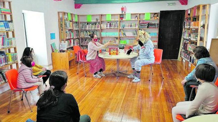 Niños disfrutan de una sesión de cuentacuentos celebrada en la sala de lectura de la Biblioteca. | M. J. C.