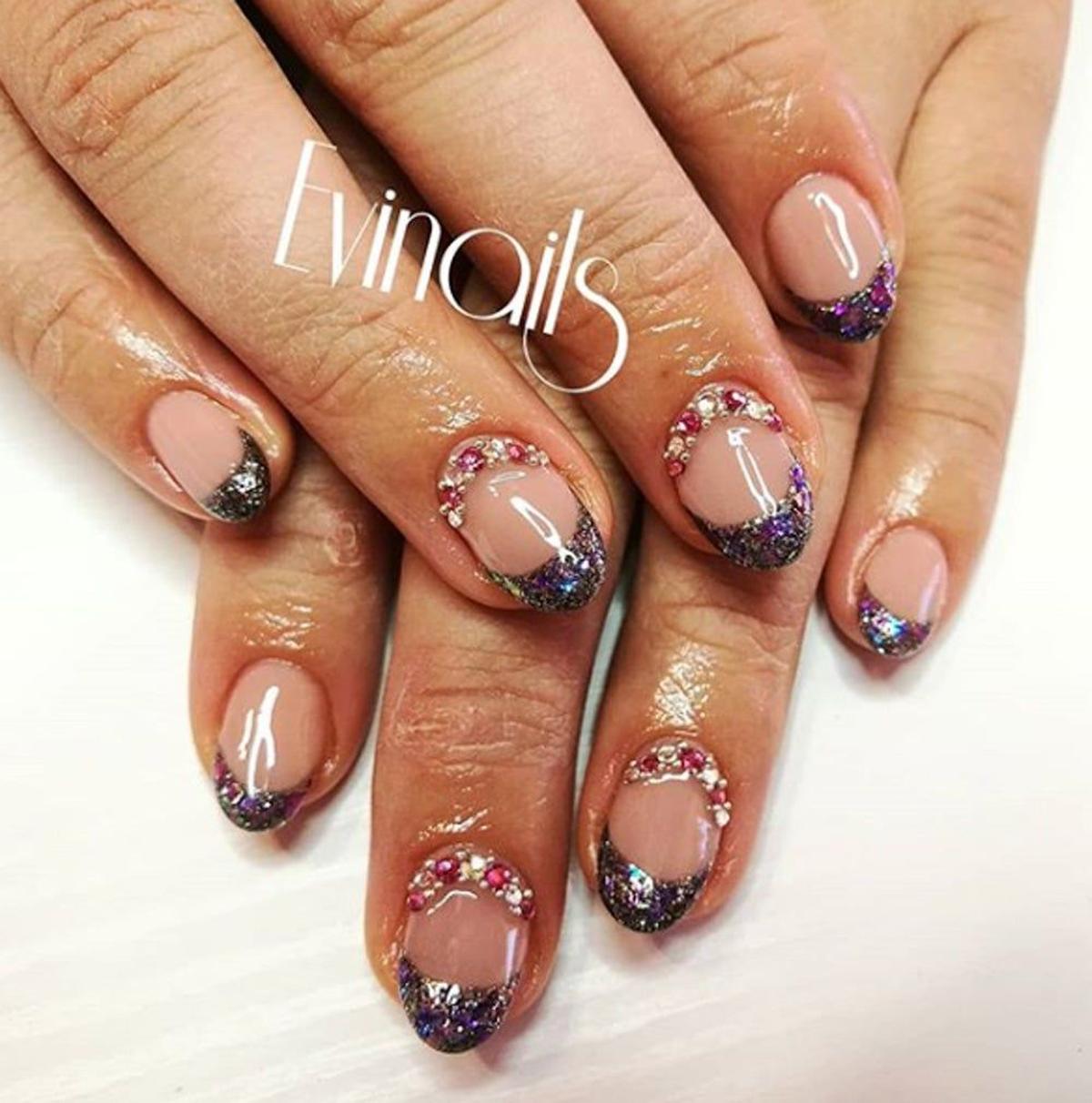 Manicura francesa con piedras de colores