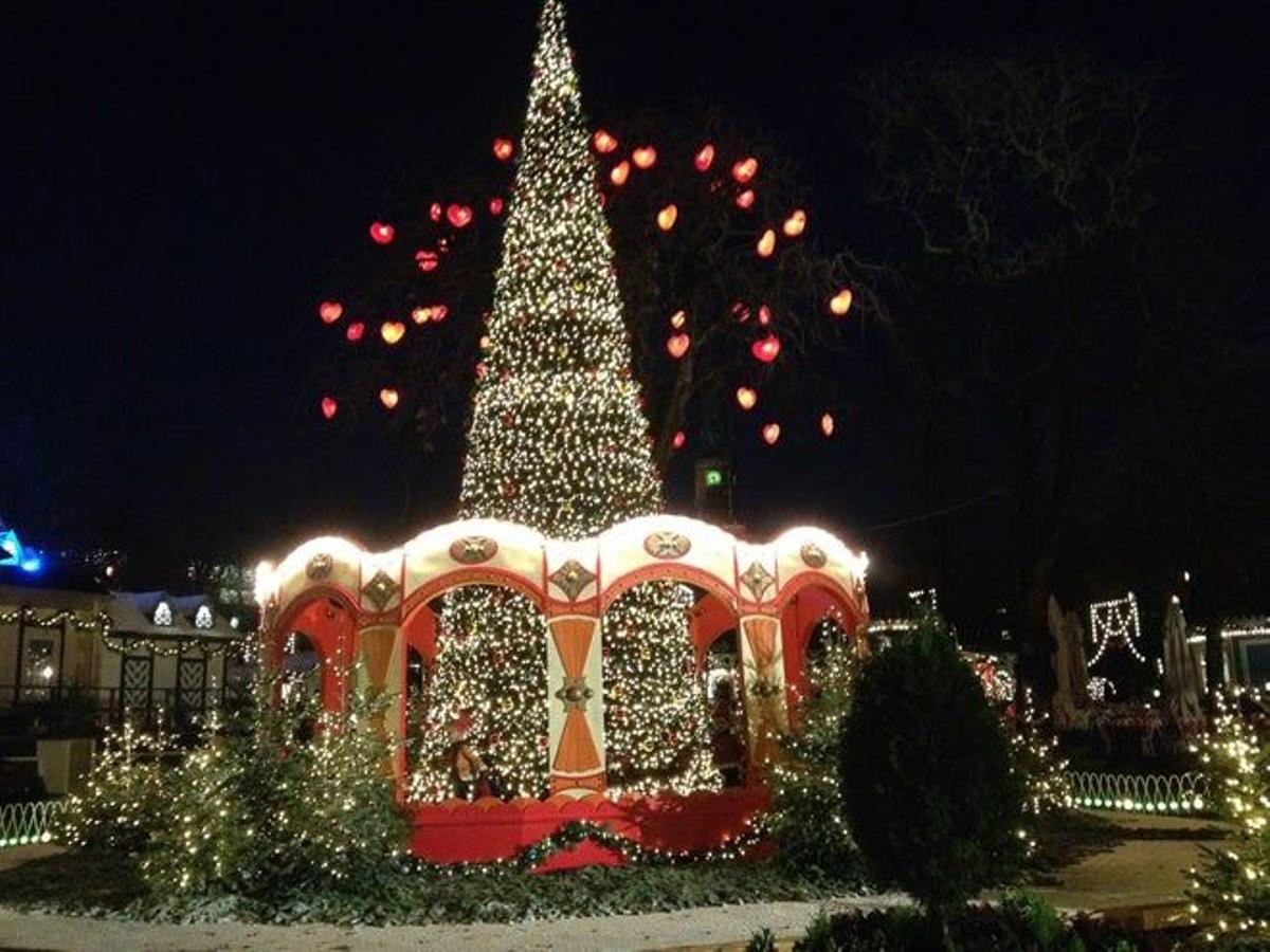 Luces de navidad en los Jardines de Tivoli de Copenhague.