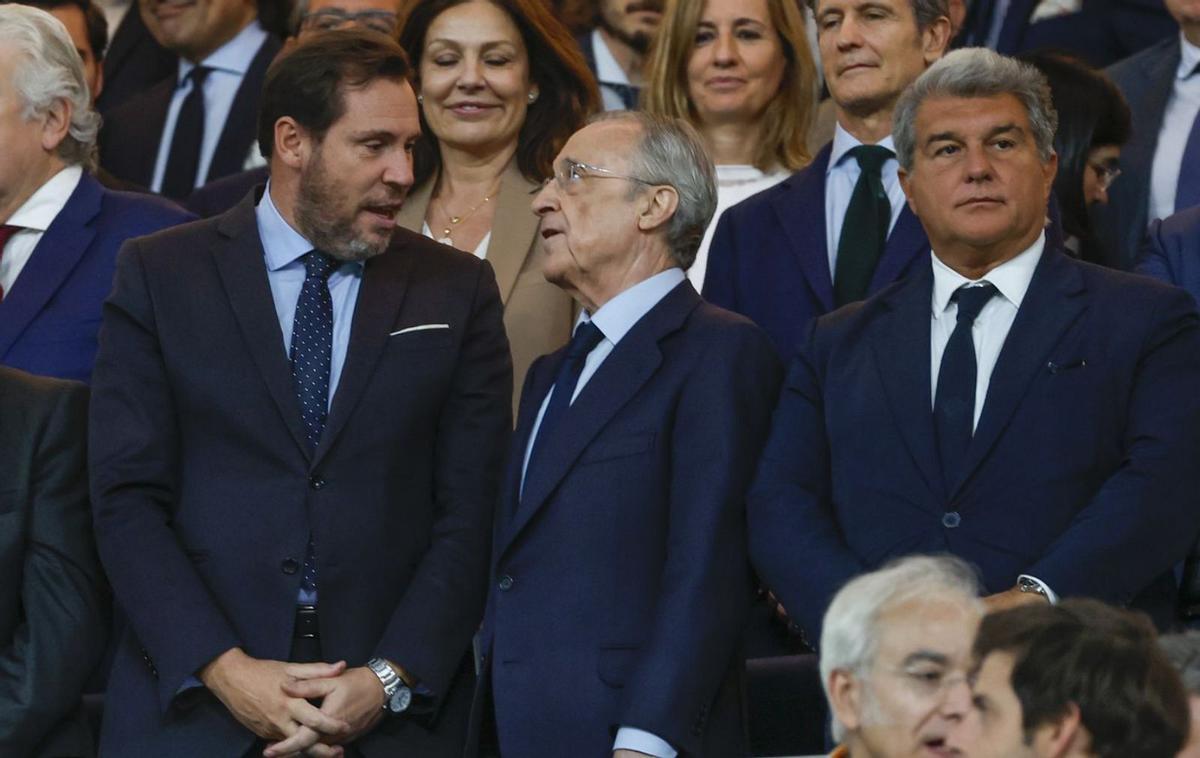 Joan Laporta, amb cara de pocs amics, al costat de Florentino Pérez. | JUANJO MARTÍN/EFE