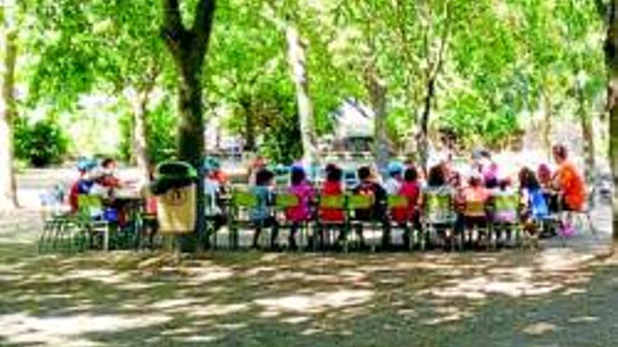 El IV Campamento Urbano congrega a unos 100 niños