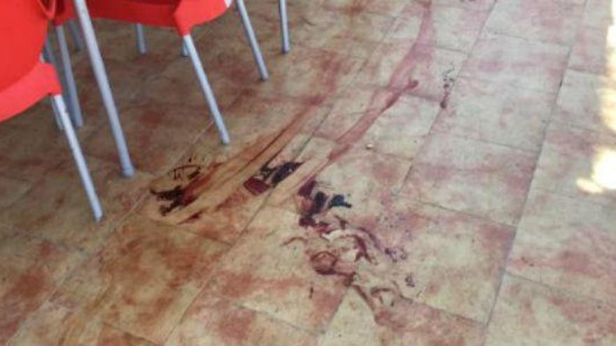 Restos de sangre en el suelo de la terraza del bar donde se produjo la agresión.