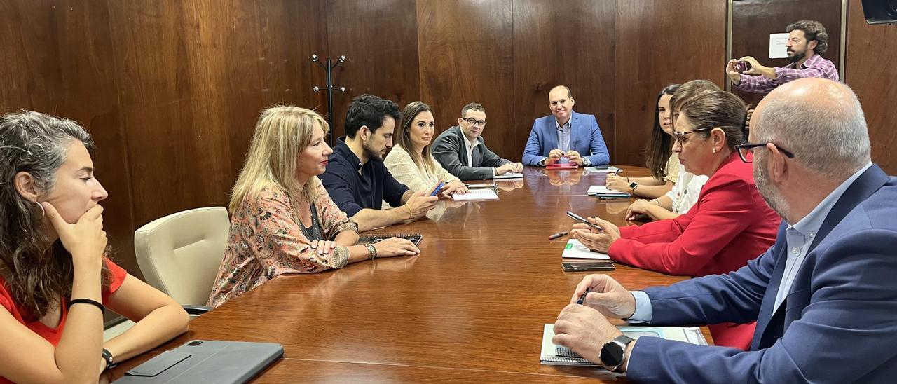 Pilar Blanco-Morales y su equipo, reunidos este miércoles con los representantes de los grupos parlamentarios.